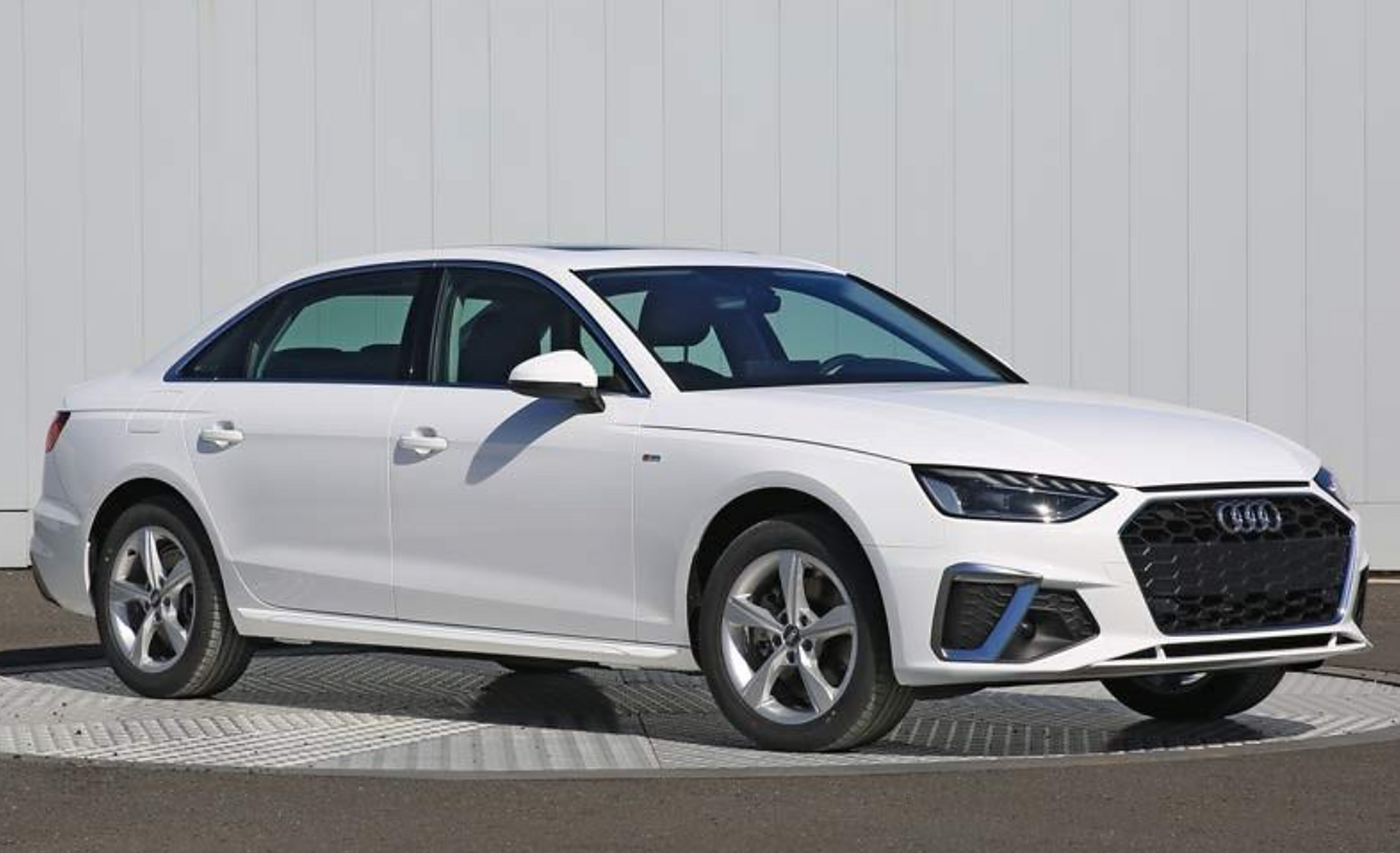 日,有媒体曝光了奥迪a4l入门款35tfsi车型的售价,将会是30.