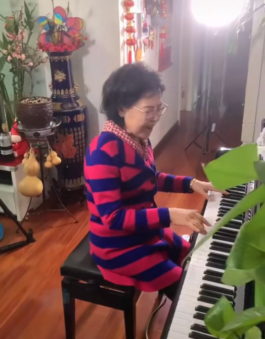 《泉水叮咚响》卞小贞:丈夫为爱放弃出国,脑瘫儿子是我们的骄傲