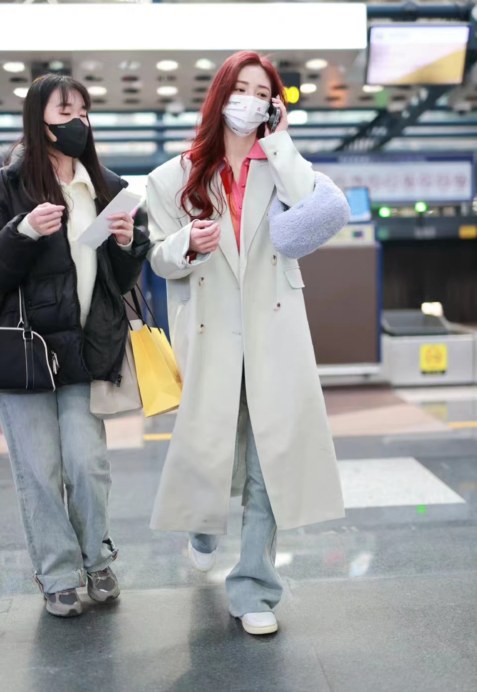 周雨彤穿白色风衣内搭针织开衫配直筒曳地牛仔裤走机场利落时尚