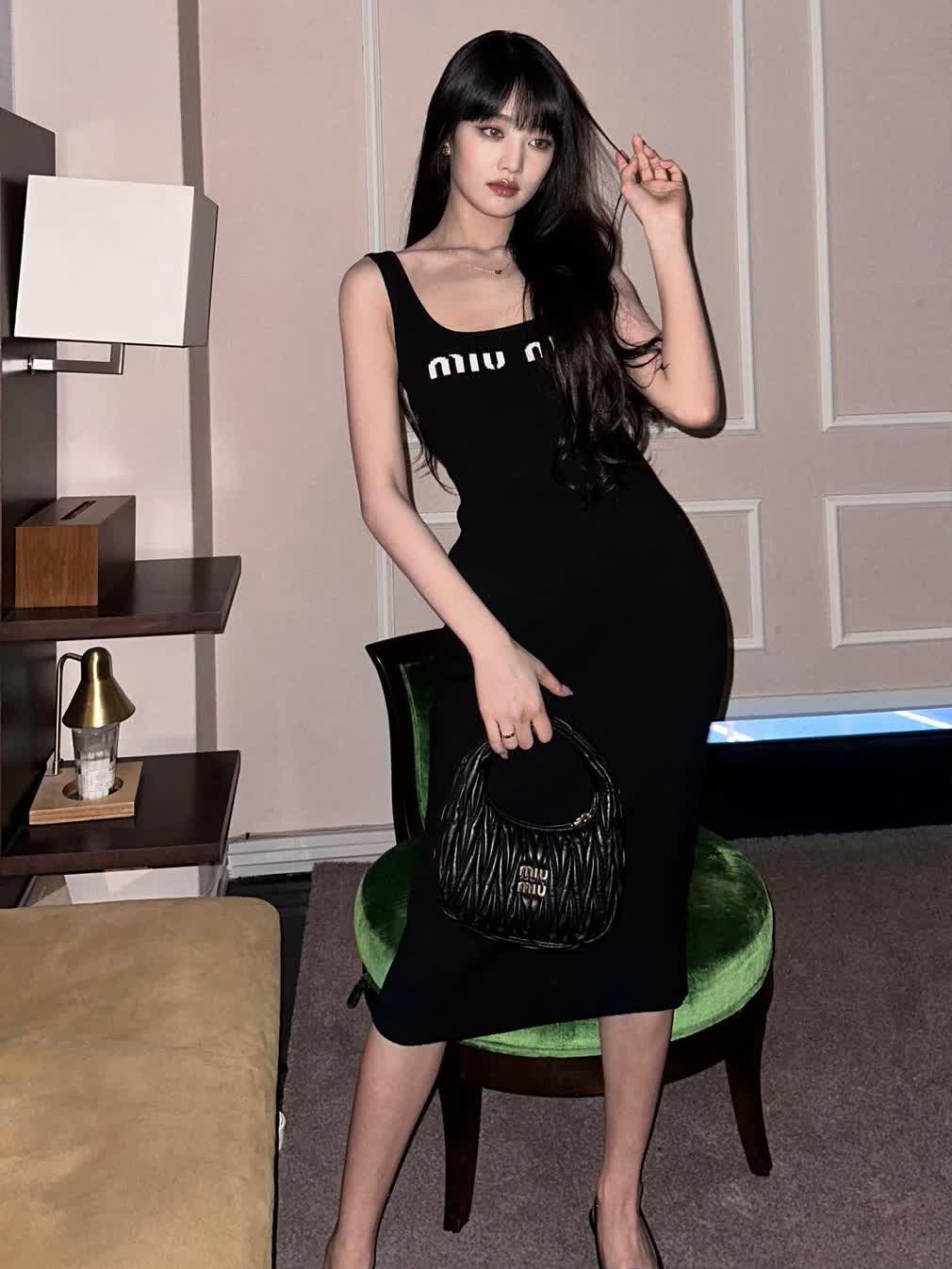金米妮身穿miumiu黑色低胸包臀裙
