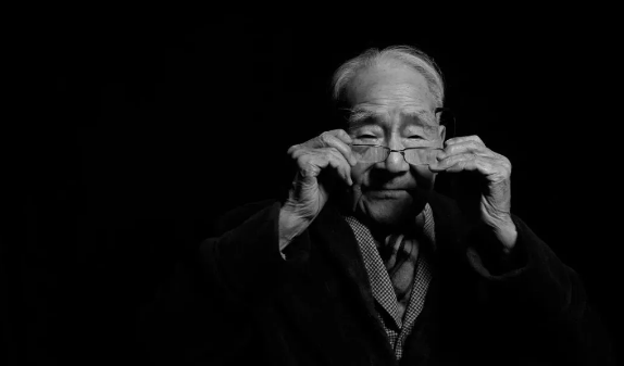 热评 | 逝者许渊冲:刻在他眼底的是那一抹如水的月光