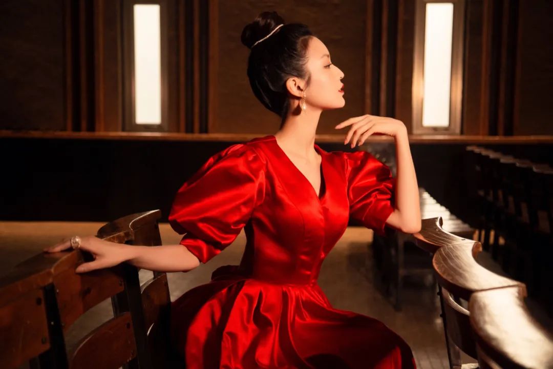 叶熙祺大露背复古新年照曝光