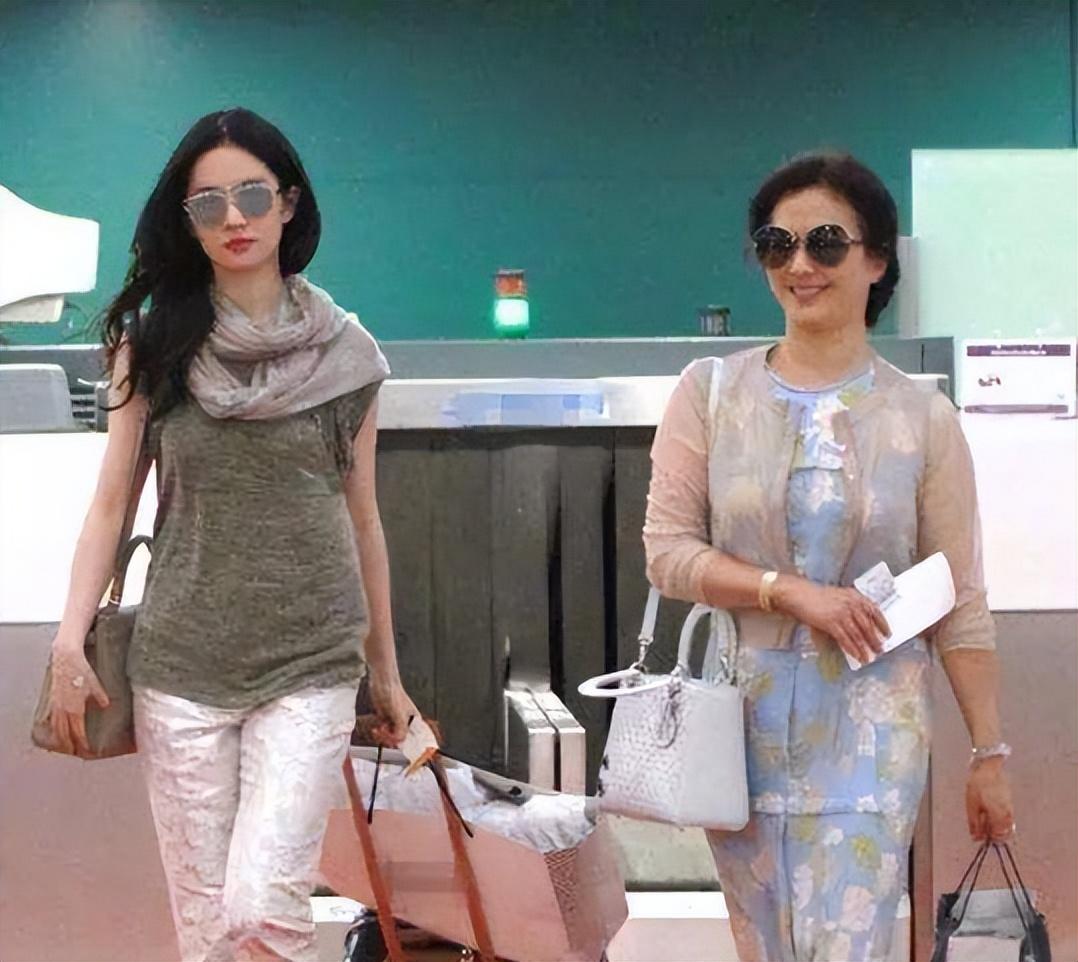 刘亦菲的妈妈刘晓莉为女放弃婚姻与事业至今单身比女儿还美