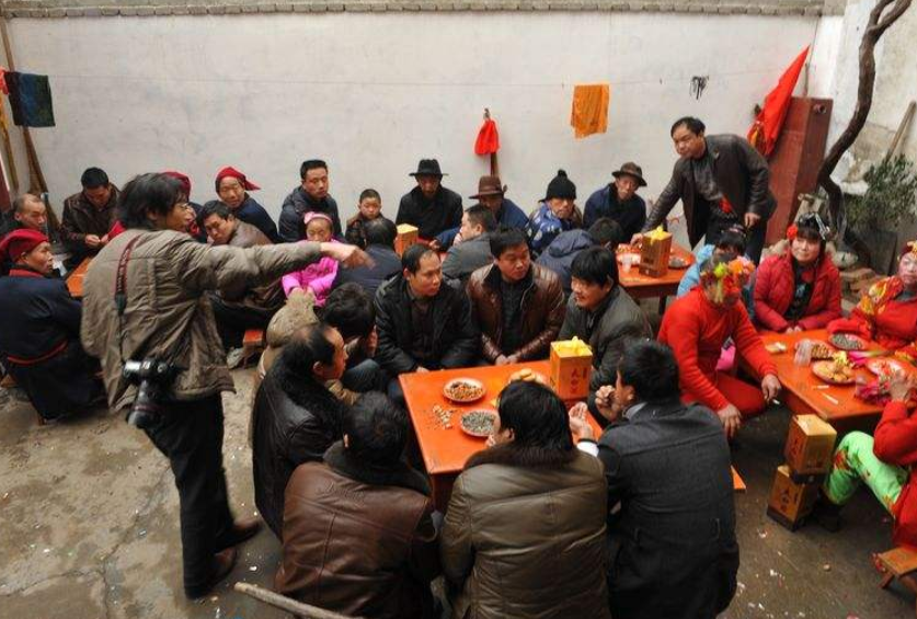 老话"红事不请不到,白事不请自来",啥意思?农村人才懂的俗语