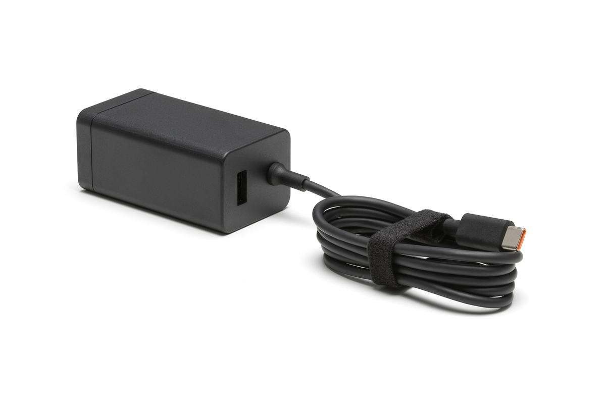 大疆以往无人机都配备特殊接头的充电器,个头大而且其他设备无法使用