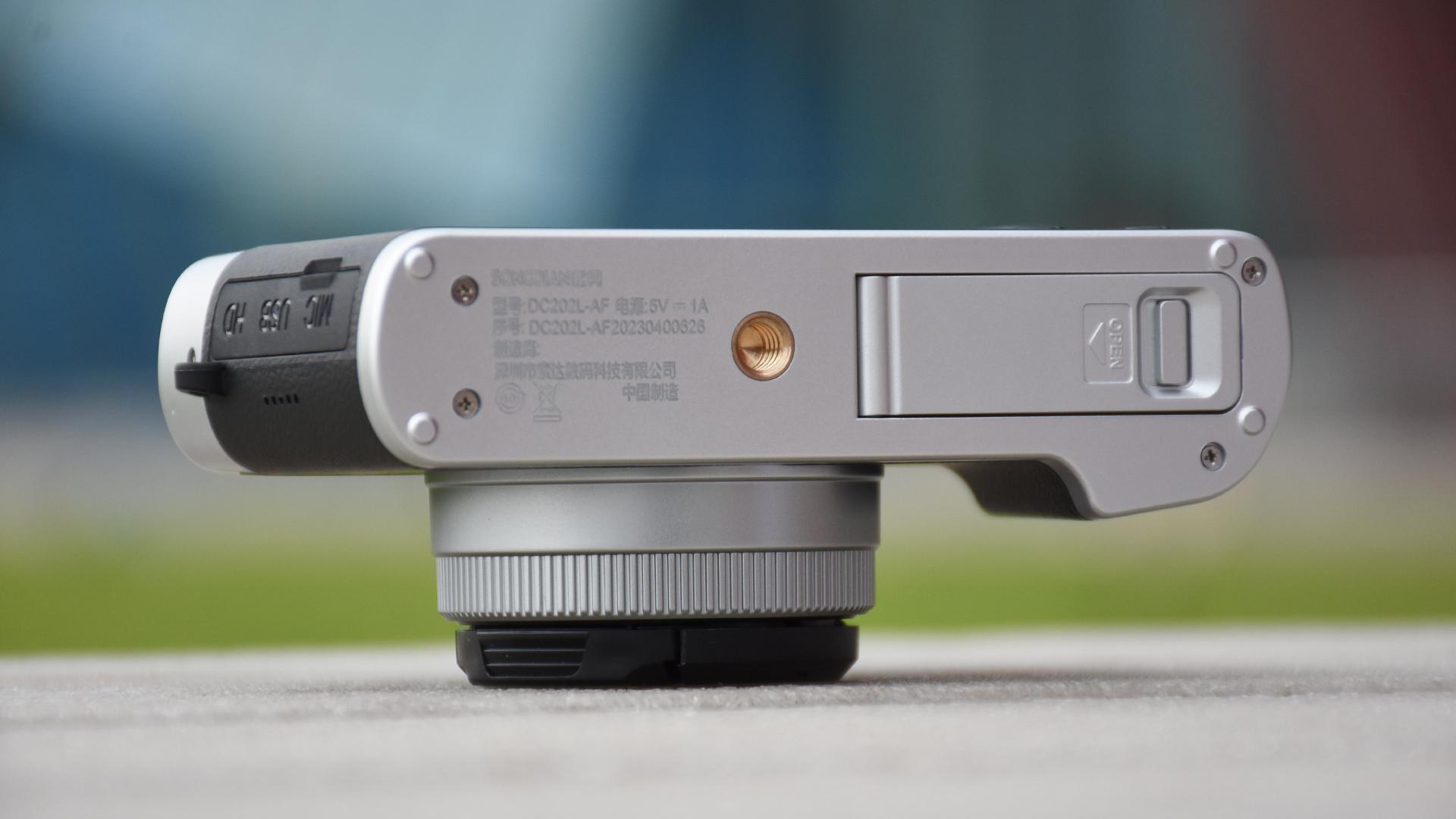 松典dc202l数码相机:复古时尚外观,轻巧街拍神器