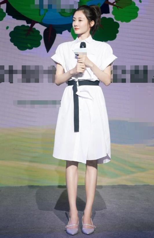 苗苗太给郑恺长脸,白衬衫配阔腿牛仔裤洒脱利落,清爽干净