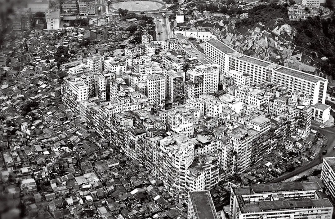 香港九龙城寨:最真实的贫民窟生活,只是活着就耗费了全部的力气