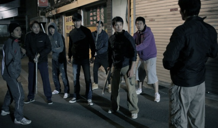 作为一位无业游民,褚飞初中辍学之后,就和一帮好哥们混社会.