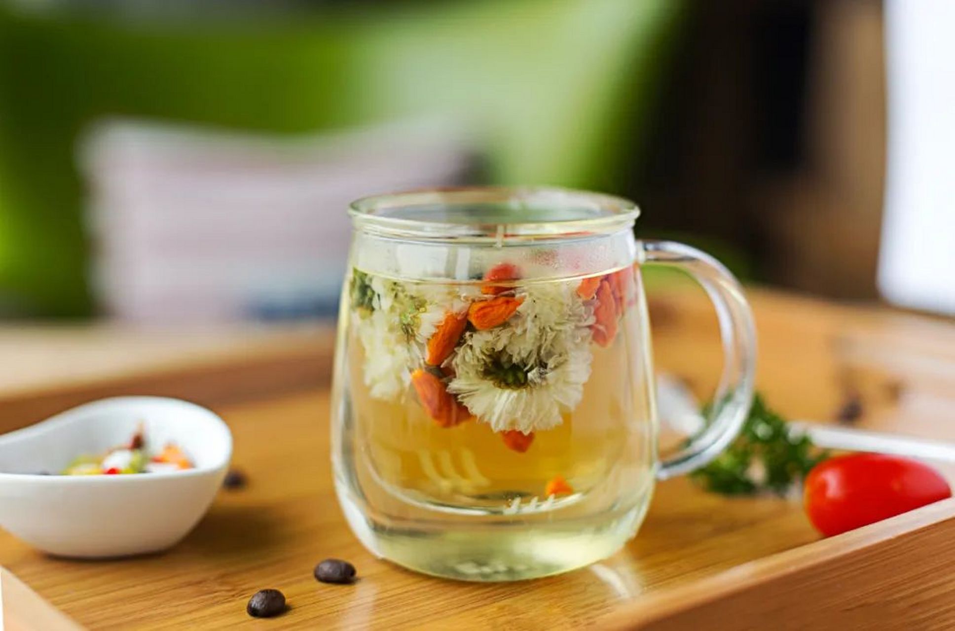 菊花枸杞茶助力眼睛健康  菊花是常见的药食同源之品,气味清香,味甘