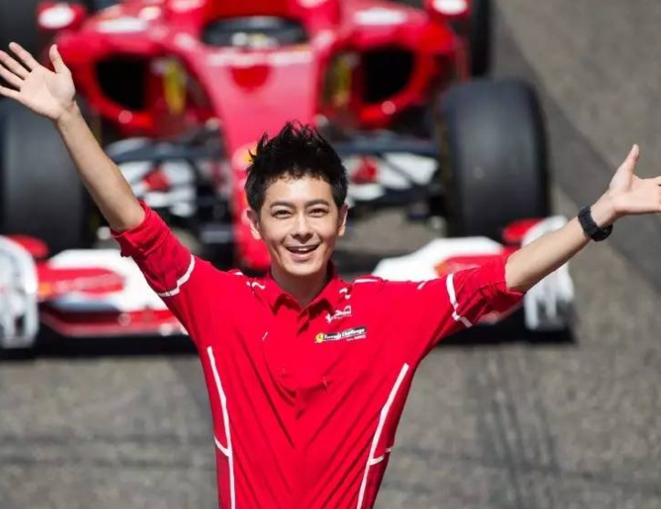 林志颖山顶和f1合影,看到后续操作,网友:这么装真不怕打雷?