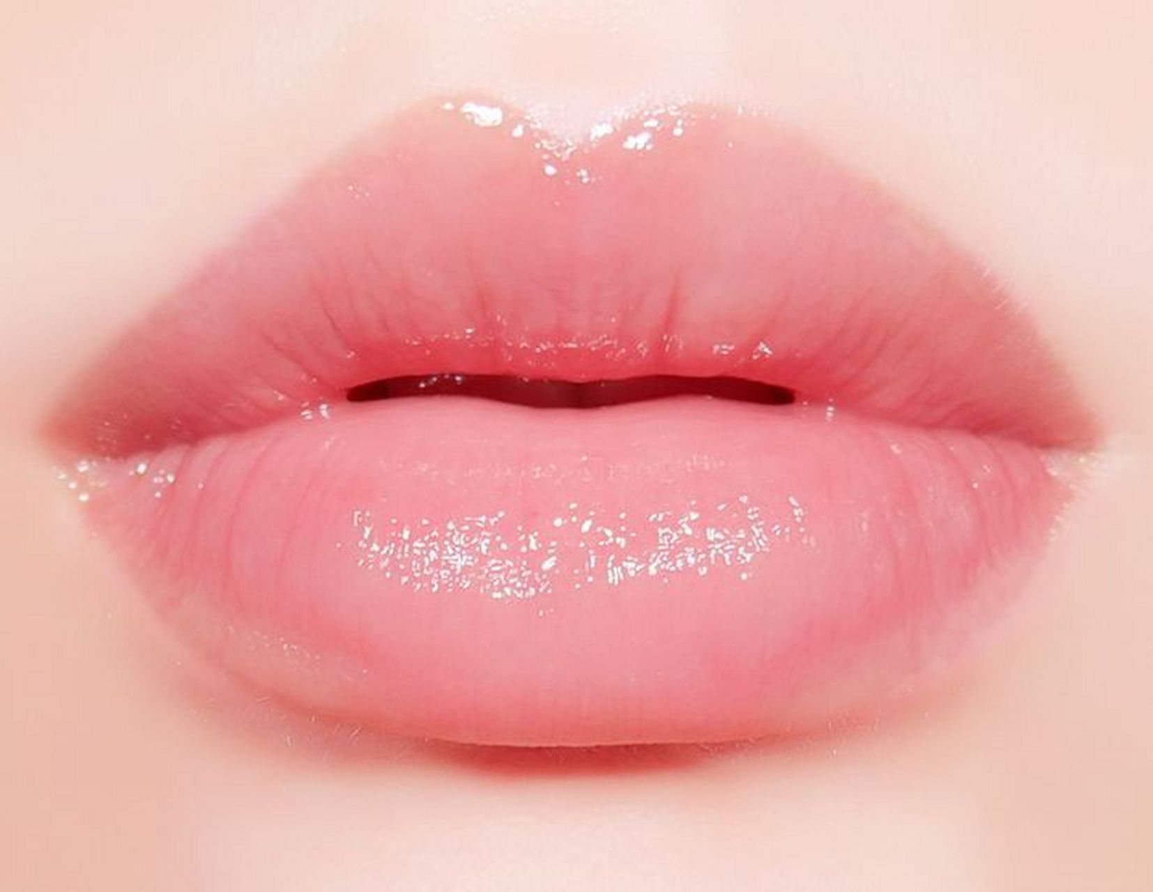 m唇图片是一种特殊的唇形,其外貌特征是明显的倒三角形,上唇表现为