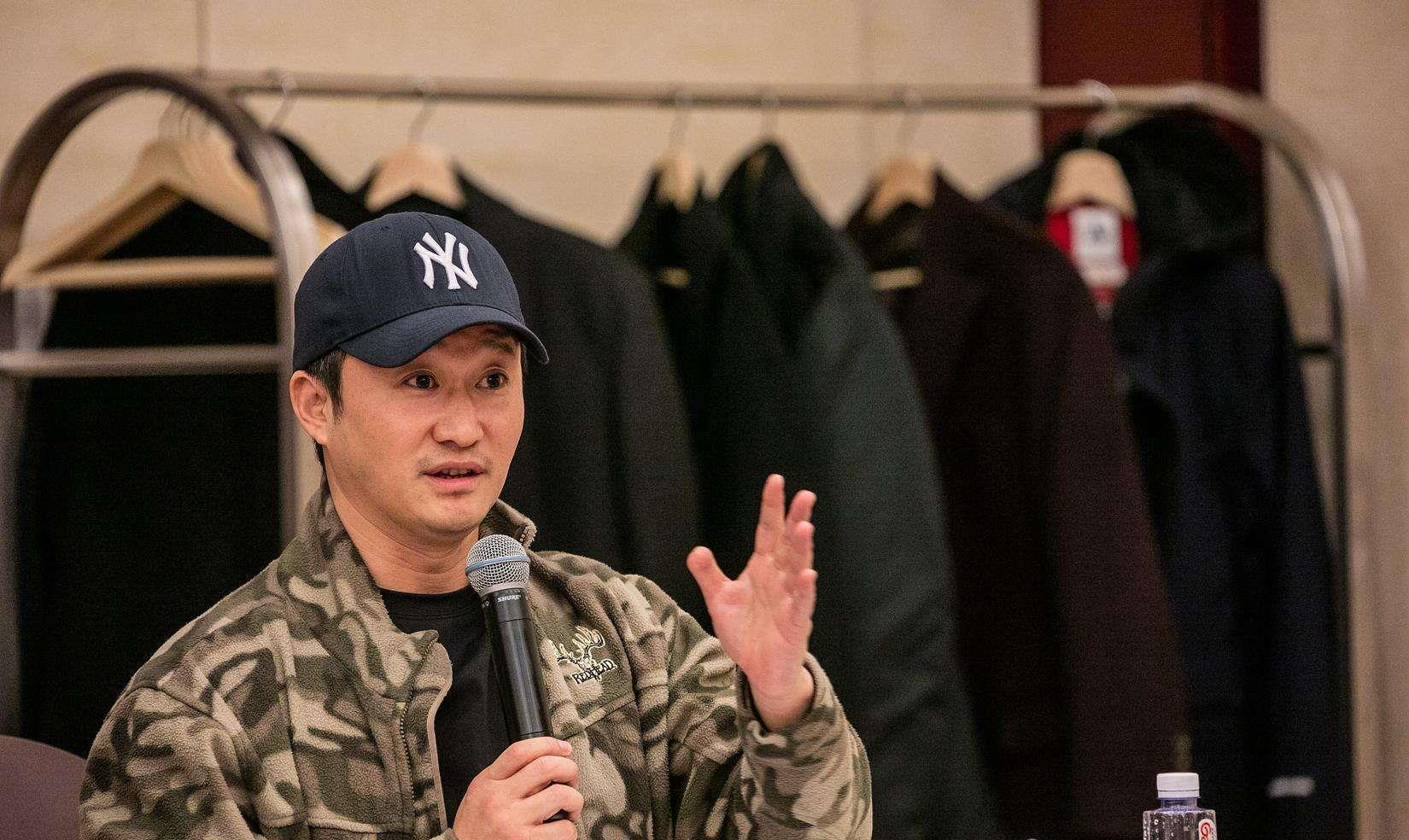 世界拳王周比利,轻松打断李连杰手臂,如今62岁成这样!