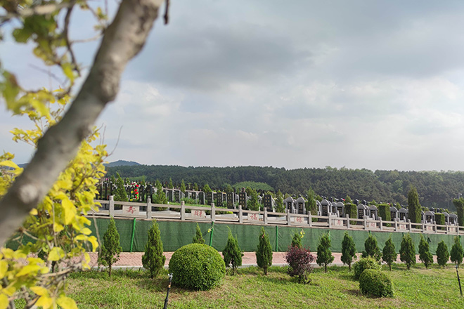 的经营性公墓,墓园地理位置优越,坐落于沈阳市七星山风景区的犀牛山上