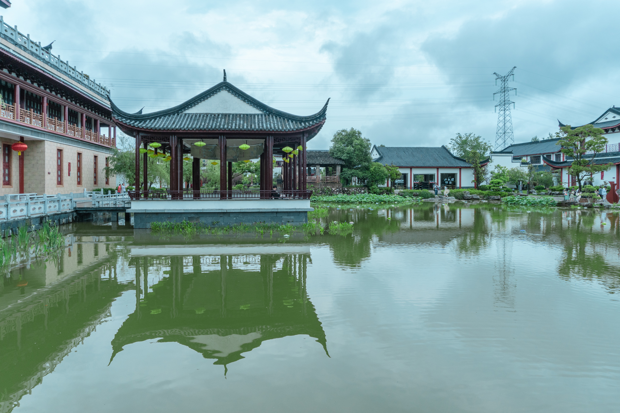 在皇窑景区内,不论是传统的陶瓷工坊还是现代的陶瓷工艺在这里都能