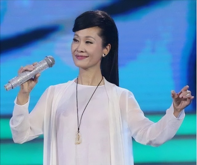 歌手于文华:下嫁李凡被抛弃,带女儿改嫁小2岁网友后,怎样了