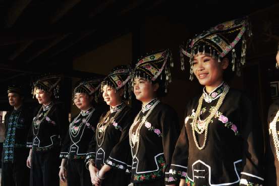 01一壮族村民在村里集体对唱山歌时,突然忘词了