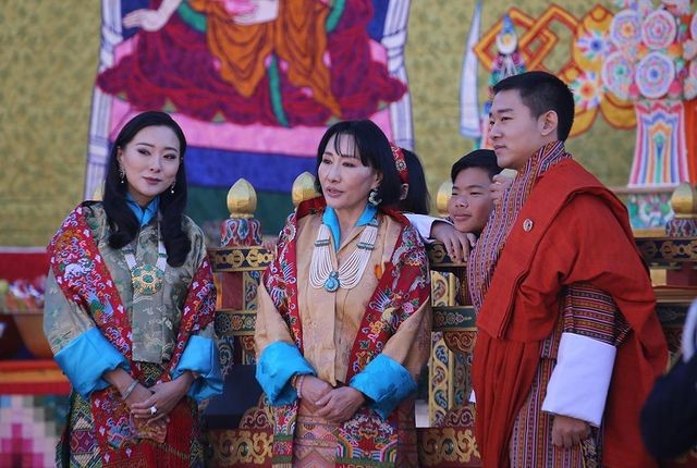 不丹王室齐亮相庆祝国庆,4位王母穿得比王后还艳,公主们颜值高