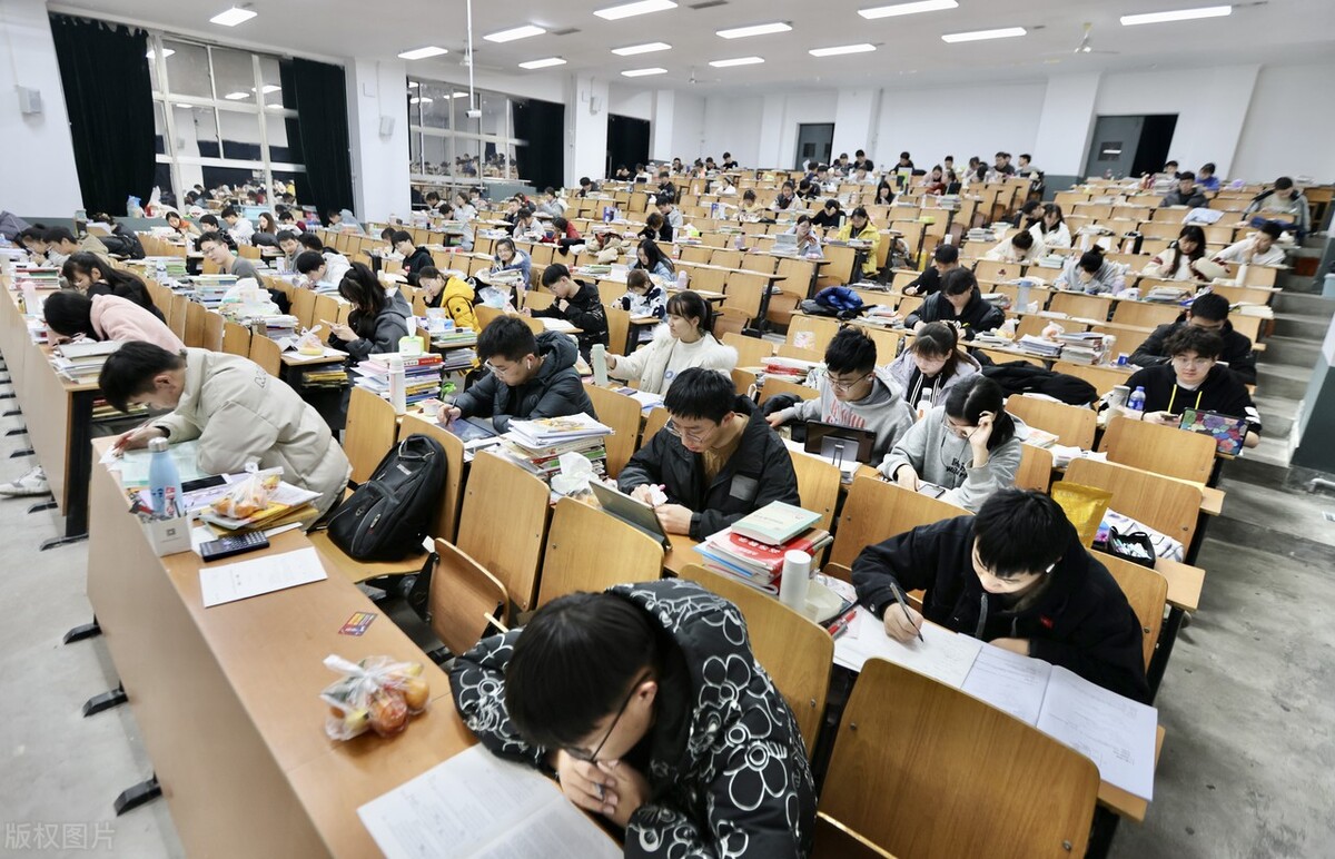 大学生将迎来"超长假期"?个别高校已发通知,学生喜忧参半