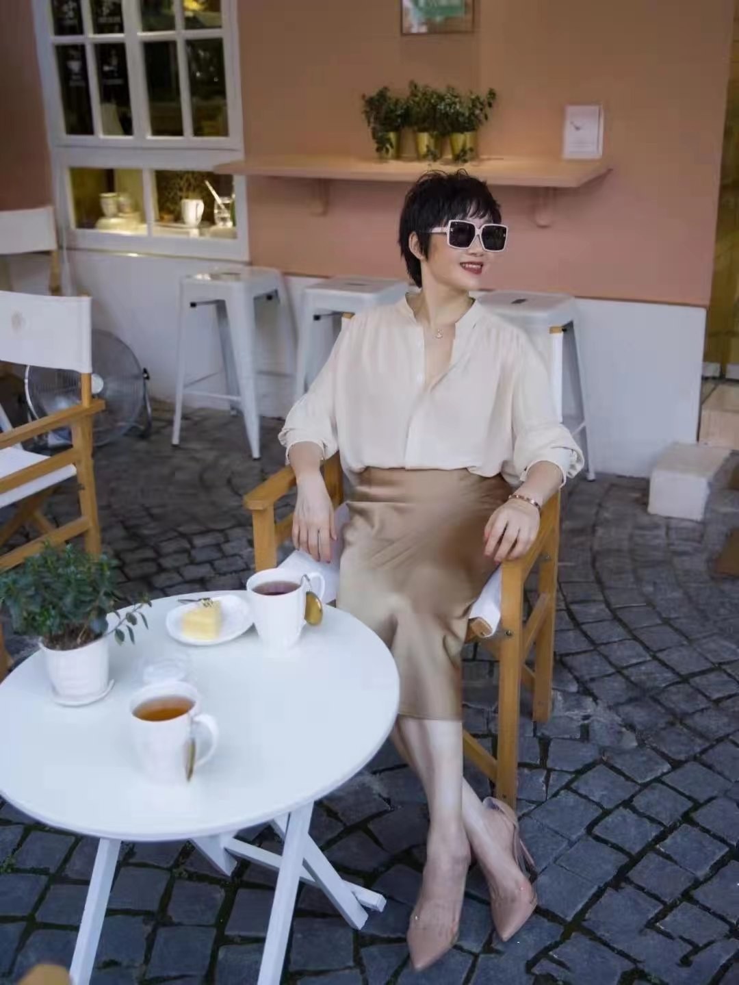 这才是大龄女性该有的穿搭,学57岁设计师的搭配,简洁高级又减龄