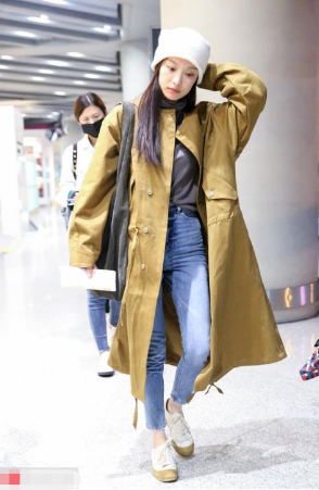 张艺谋女儿张末与倪妮合影,倪妮肌肤白皙如少女,张末却显得老气