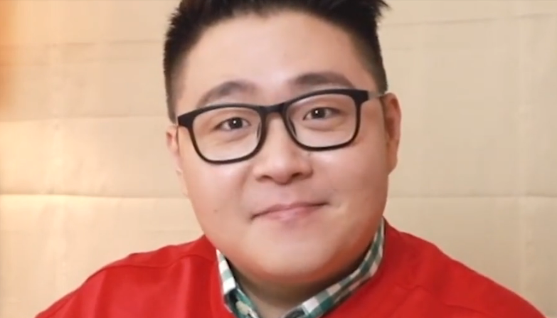 童星郝邵文,4岁身价千万都被父母赔光,改行直播带货却出圈