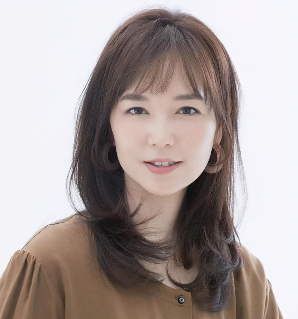 四五十岁长脸女人,抛弃"大妈卷"吧!留这几种发型,真显气质