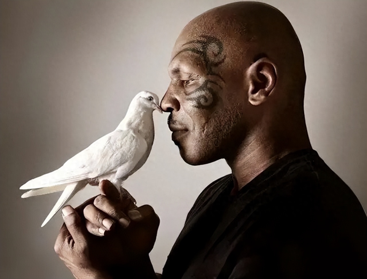 1992年拳王泰森入狱:与中年女狱警交往,趁天黑约会