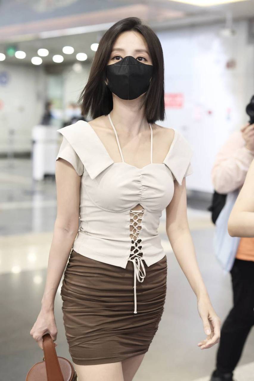 李一桐机场紧身上衣搭配短裙 手拎草编包包超吸睛#娱乐最前沿