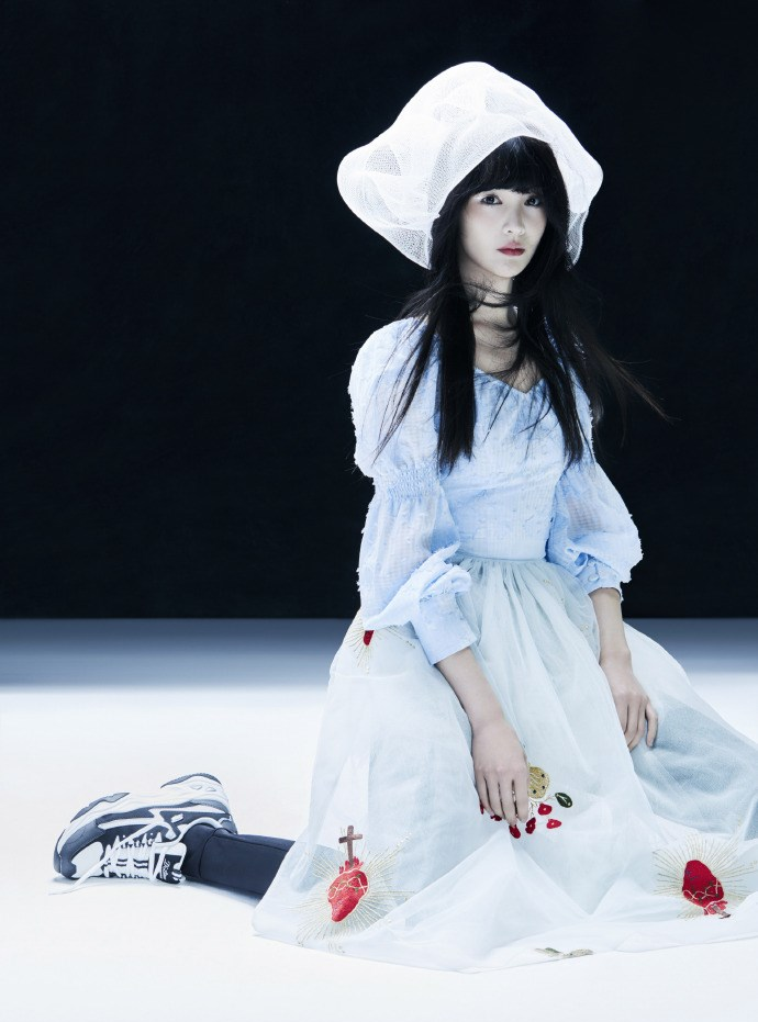 郑爽公益环保时尚大片,创意与美感兼具,仙气灵动,甚是惹眼