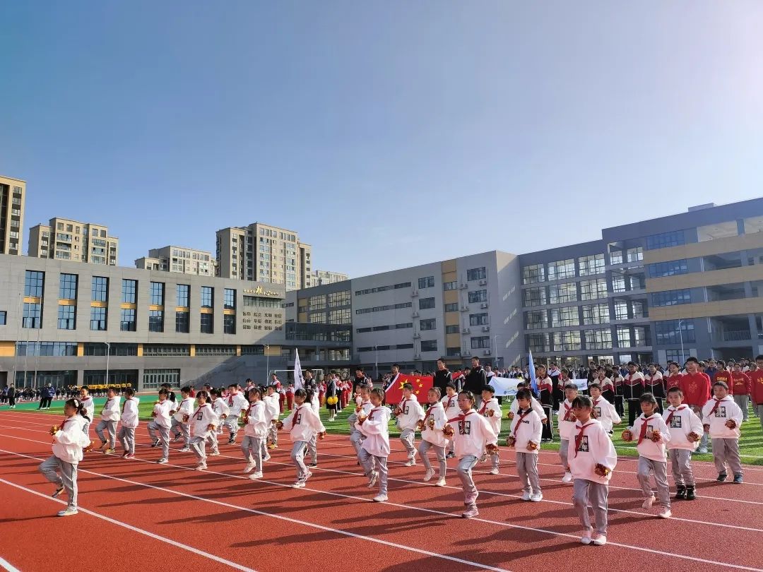 南京市竹山中学分校梅龙湖学校:开幕式上他们竞相展风采!