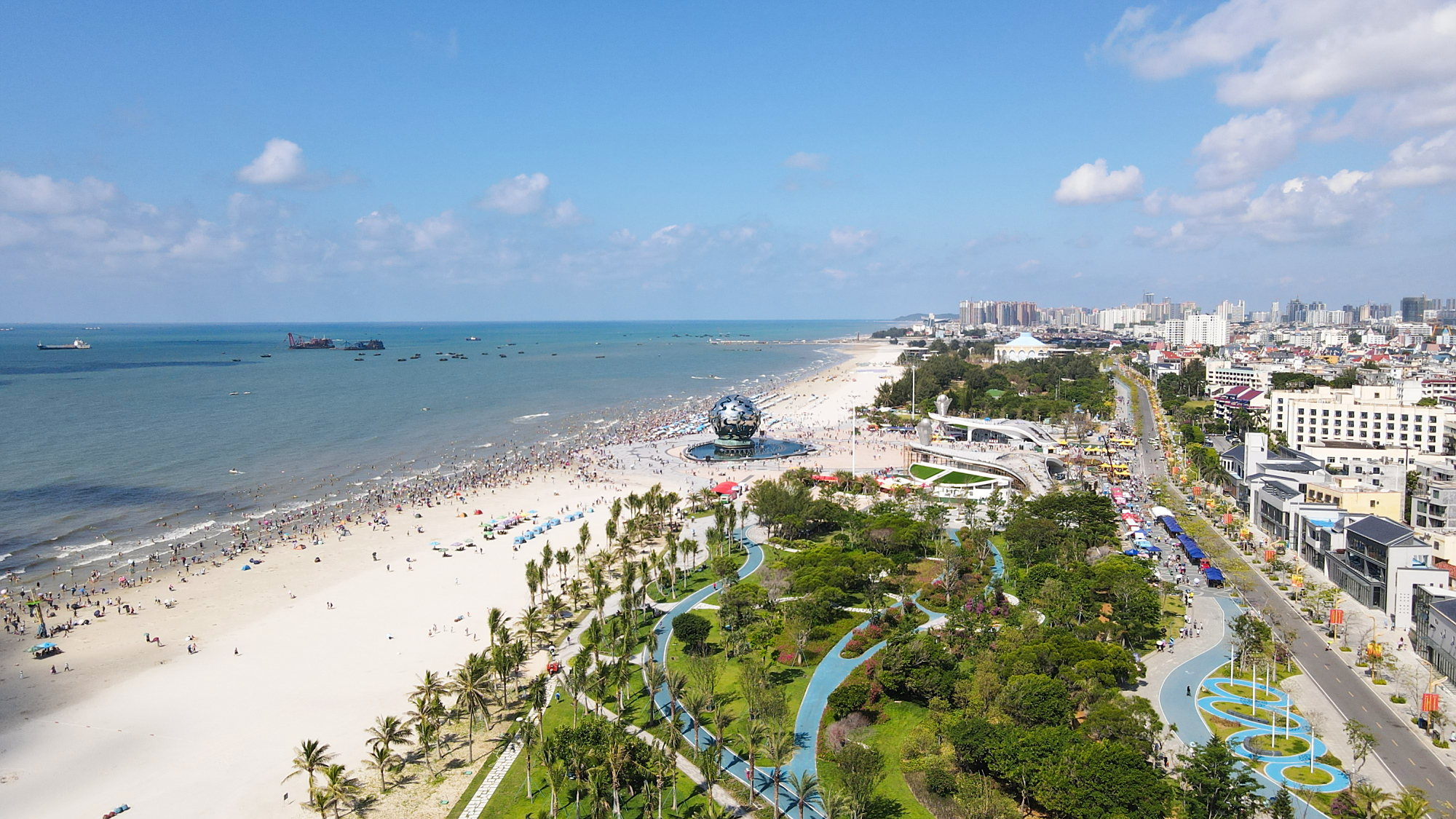 有争议!北海银滩景区该不该大量种植椰子树,小叶榕等树木