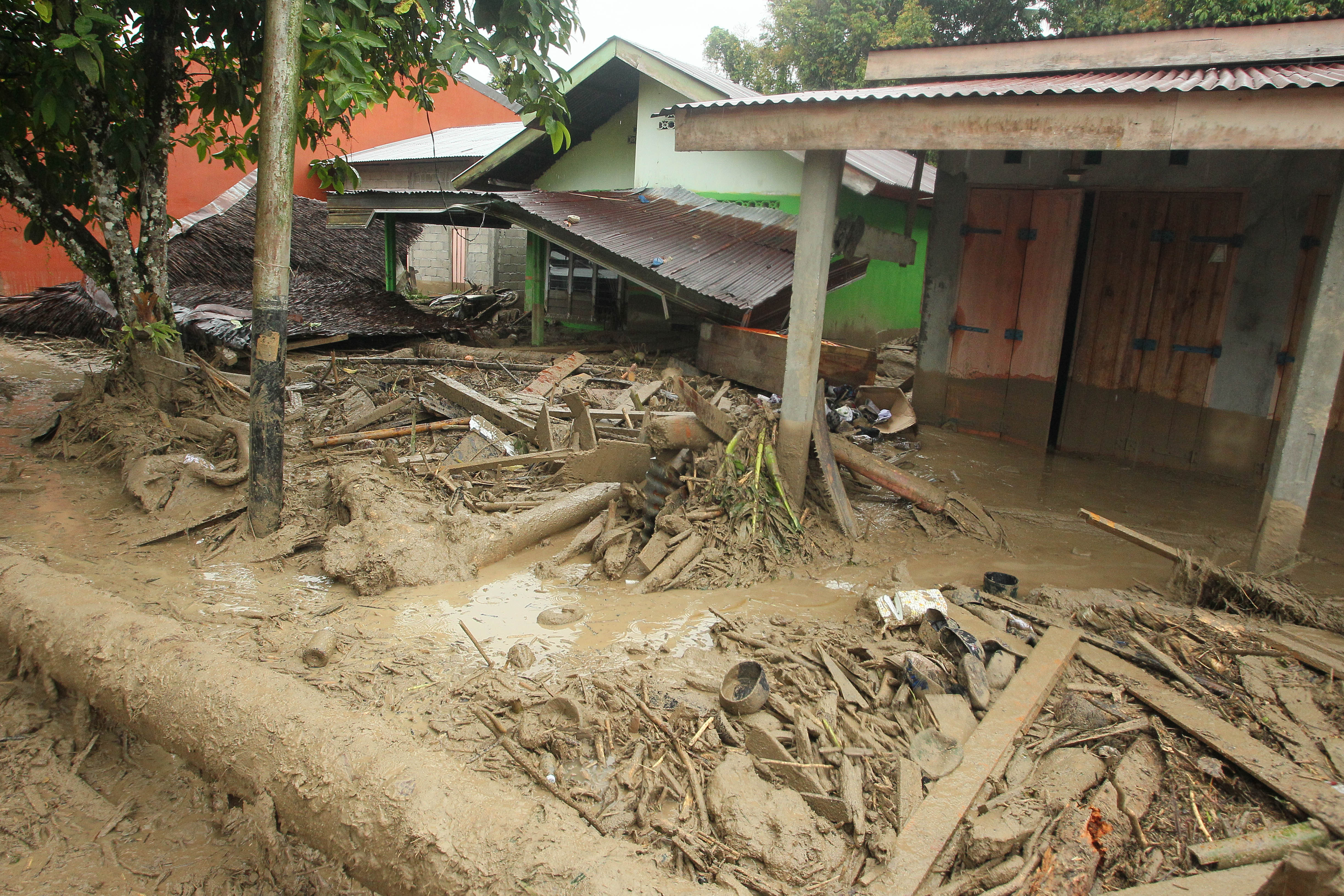 印尼南苏拉威西省洪灾已致13人死亡(2)