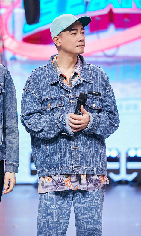 陈小春的减龄穿搭,"运动套装"造型活力十足,这哪像55岁了