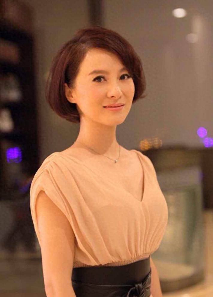 回顾徐露事业巅峰时隐退嫁大7岁导演今48岁和19岁女儿似姐妹