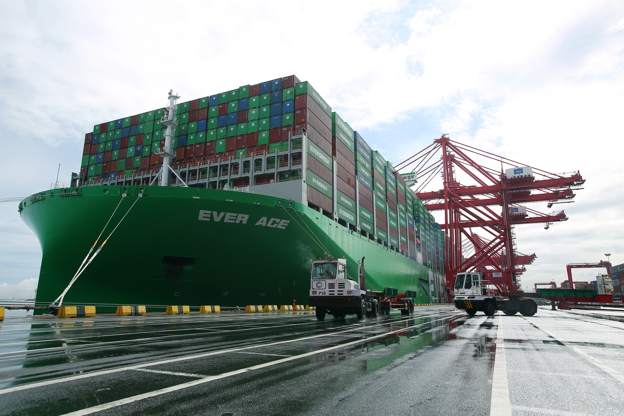 超大型集装箱船停靠科伦坡国际集装箱码头