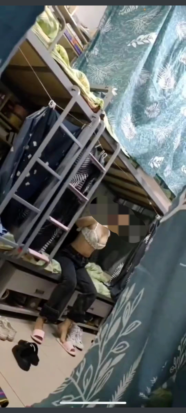 师范女大学生偷拍舍友洗澡!只为满足男友的性幻想:学姐身材真好