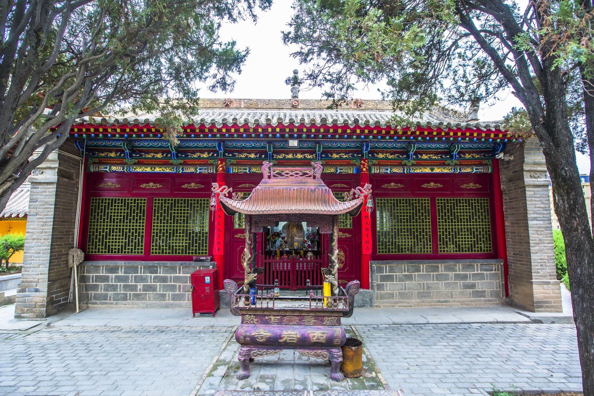 甘肃定西有一座西岩山森林公园,免门票,是俯瞰城市风光的好去处