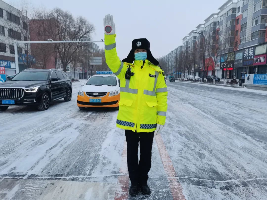 冬天警察执勤图片图片