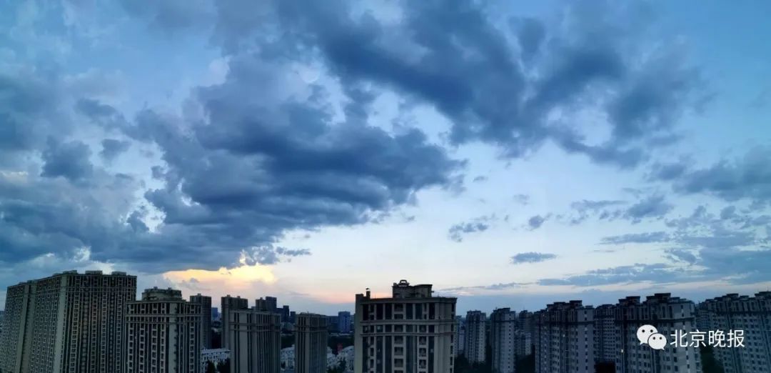 精华|雨过天晴，京城天空霞光如金色瀑布！宛如一幅“流动”的水墨画