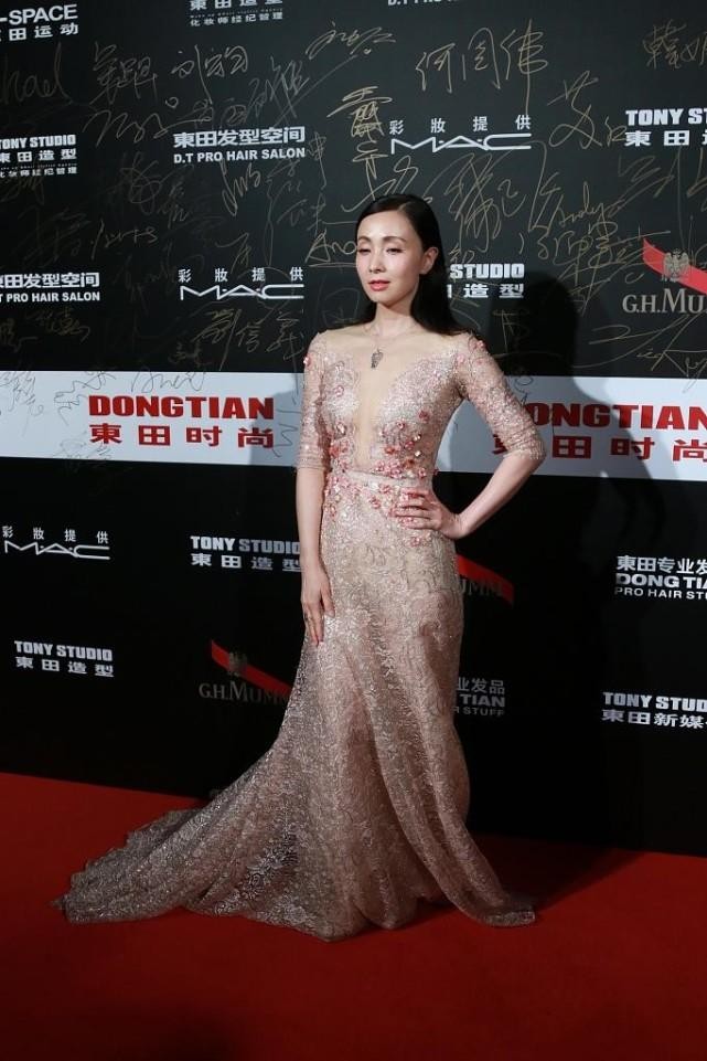 陶虹这衣服挺省布料的,不仅凉快还有气质,贴身的造型挺紧的