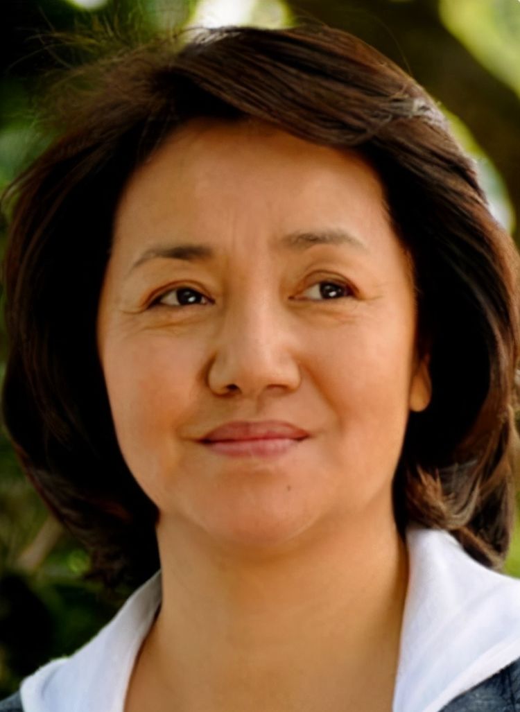 她是李幼斌的亲姐姐,也是国家一级演员,出道多年从不和弟弟合作