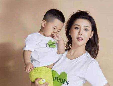 王雷生日照片曝光,二胎儿子难得现身,李小萌的身体也在快速康复