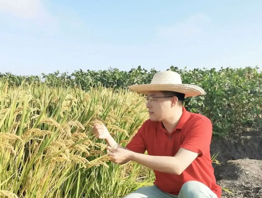 "最帅外交官"赵立坚和老婆同框,夫妻俩打扮低调,却高调秀恩爱