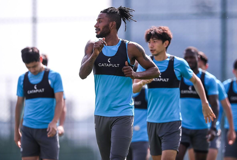 真核和周队缺阵 成都还赢个锤子!大连人三王缺阵 发工资是强心剂