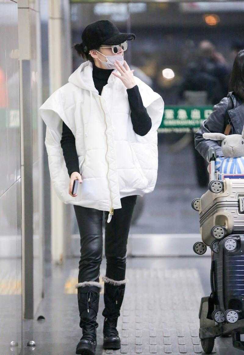 许晴才是真正"逆龄生长",穿白色马甲配小脚裤,看不出52岁