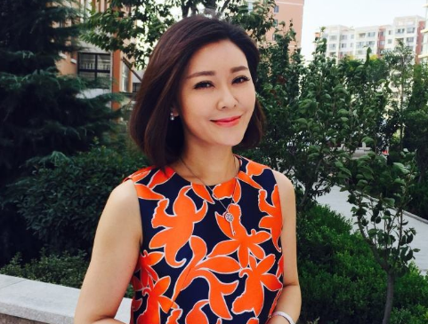 央视主持人王小骞:丁克15年,41岁生女,为家庭放弃铁饭碗