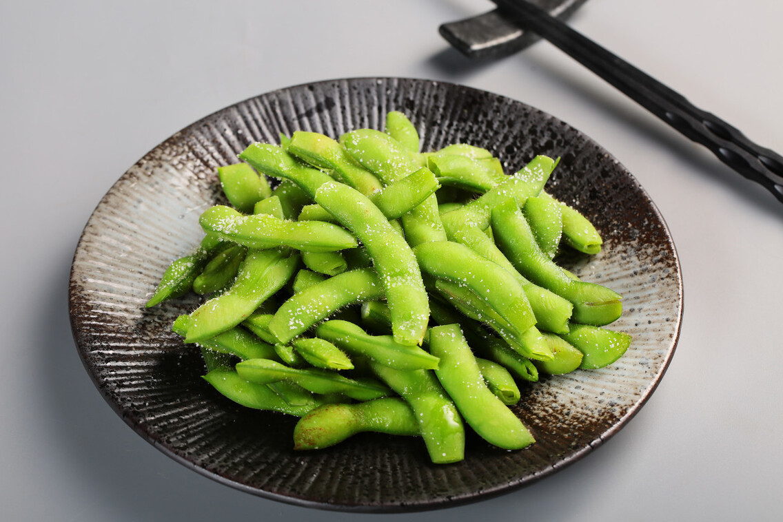 水煮毛豆,直接下锅是不对的,多做2步,毛豆颜色翠绿,还很入味