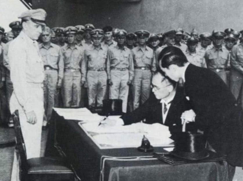 抗战胜利了在受降仪式上何应钦为何弯腰双手接过受降书