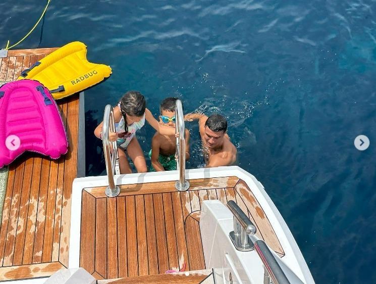 c罗携乔治娜海边游艇度假,魔鬼身材让人艳羡,只羡鸳鸯不羡仙